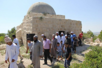  بالصور: جمع من شيوخ مدينتي اللد والرملة في زيارة لقرية عمواس المهجرة